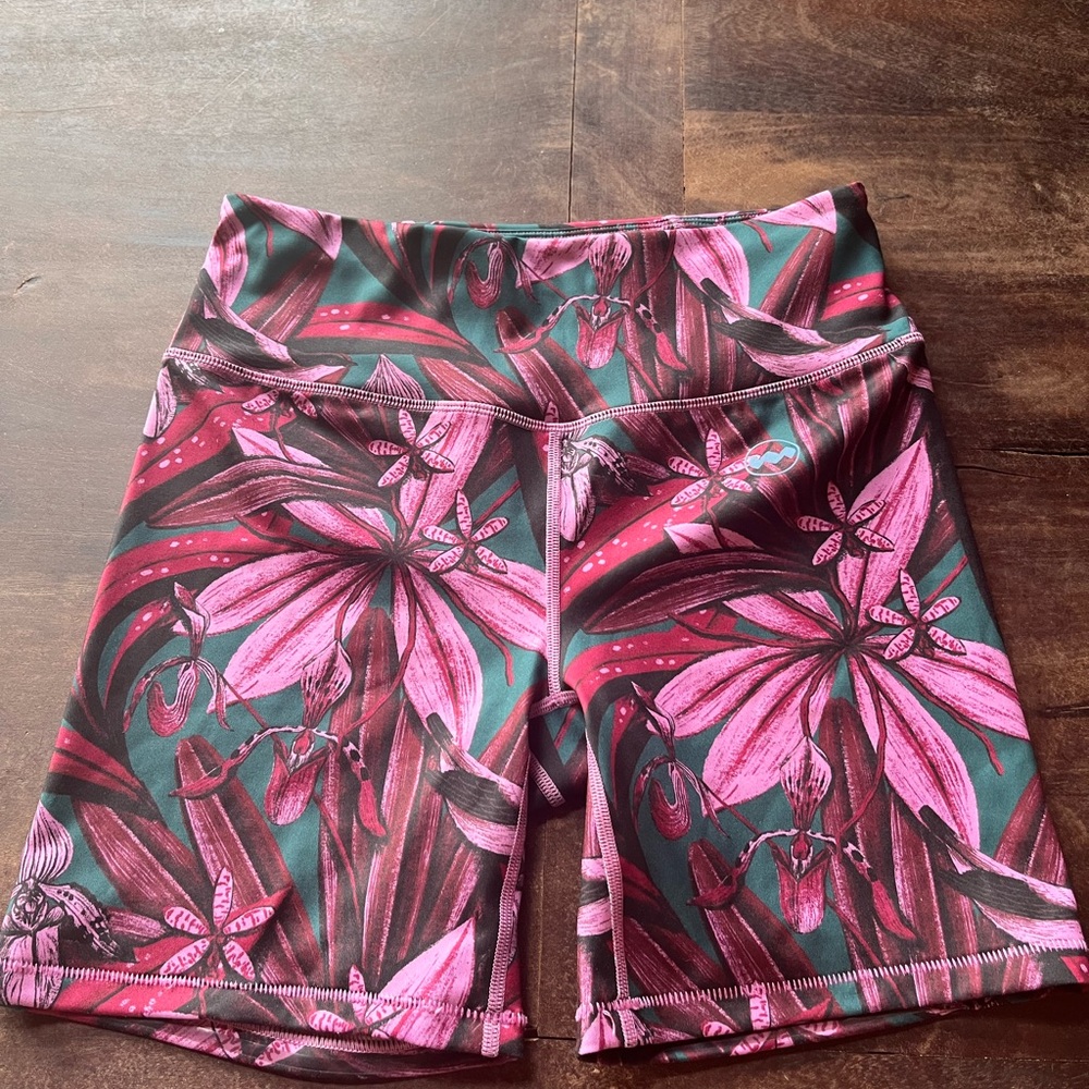 Janji Women’s running short size medium